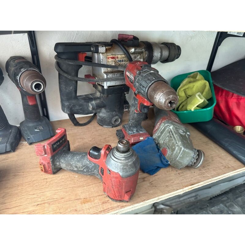 3 visseuses BOSCH sans batterie 2 visseuses et clé à choc MILWAUKEE 1 marteau perforateur réf 583927 1 perceuse MÉTABO