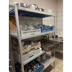 1 rayonnage plastique et métal 
Hauteur : 175 cm - Longueur : 117 cm