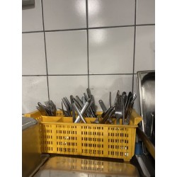 1 ensemble d'ustensiles et de parties de services dépareillés comprenant :

 lot de pinces divers
111 assiettes plates en porcel