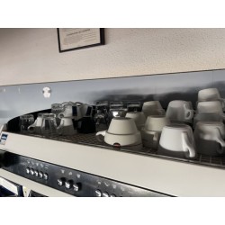 3 théières égoïstes et 5 pots à lait porcelaine