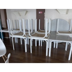 14 tables plateau carré en fibres de bois, piètement métallique
