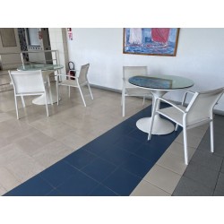 3 guéridons métalliques et 6 fauteuils en résine
2 guéridons en résine et verre