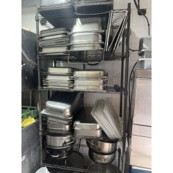 1 étagère en inox comprenant : 
- 35 bacs gastronomes 
- 4 casseroles