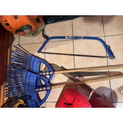 1 scie manuelle, 2 râteaux & 2 coutelas