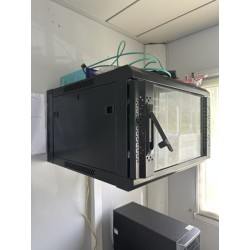 1 baie informatique comprenant 1 routeur NETGEAR + 1 unité centrale HP + 1 onduleur LEGRAND