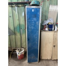 1 vestiaire en métal laqué bleu et blanc (mauvais état)