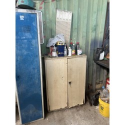 1 meuble bas en fibres de bois (mauvais état)