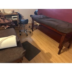 2 tables de soin non motorisées 
2 sièges tournant