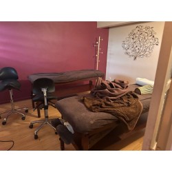 2 tables de soin et 2 fauteuils tournant