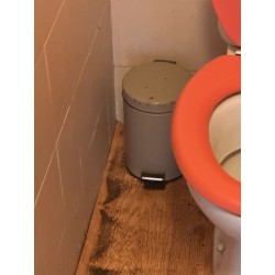 1 petite poubelle en métal