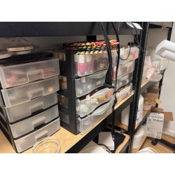 1 assortiment de 3 rangements en plastique
1 lot de vernis entamés