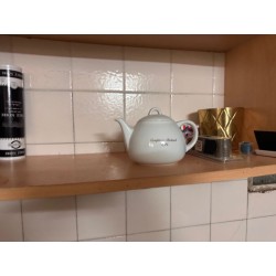 1 machine à café CAFES RICHARD 
1 théière en porcelaine COMPTOIR RICHARD
1 mug, 2 tasses et 5 coupelles en porcelaine