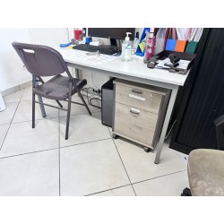 1 bureau en MDF et métal
1 caisson en MDF ouvrant à 2 tiroirs sur roulettes
1 fauteuil de bureau en tissu