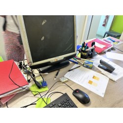 1 partie de poste informatique comprenant :
1 écran Hanns.g. Hu196D
1 souris + 1 clavier LENOVO