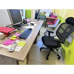 1 bureau en fibres de bois
1 fauteuil de bureau noir