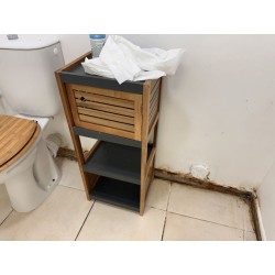 1 petit meuble de salle de bain en teck ouvrant à 1 casier