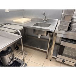 1 évier à dosseret en inox TOURNUS EQUIPEMENT à entrejambe 
Environ 120 x 80 cm