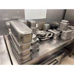 1 lot d'environ 50 bacs gastronomes et couvercles en inox