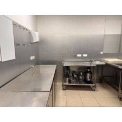 1 chariot en inox 
Environ 120 x 80 cm