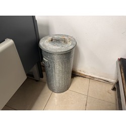 1 poubelle en métal et son couvercle