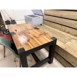 1 mobilier de restauration sur-mesure en bois traité comprenant :

8 tables rectangulaires et 16 bancs 
6 tables duo
1 mange-deb