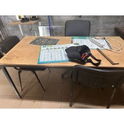 2 tables dépareillés en fibres bois et métal3 sièges dont visiteurs