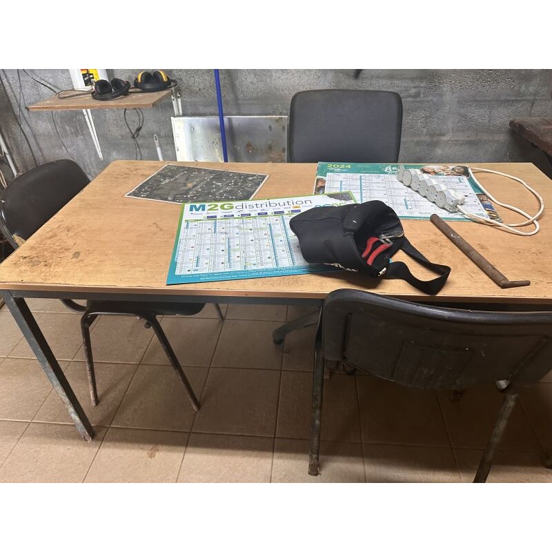 2 tables dépareillés en fibres bois et métal3 sièges dont visiteurs