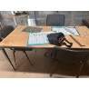 2 tables dépareillés en fibres bois et métal3 sièges dont visiteurs