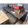2 tables dépareillés en fibres bois et métal3 sièges dont visiteurs