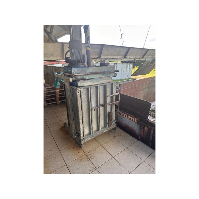 1 presse hydraulique (signalée hors service)