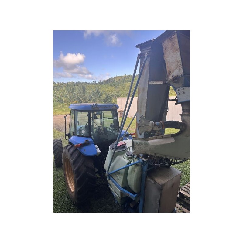 2 tracteurs NEW HOLLAND (dont 1 non vu)PROBABLEMENT SUIVANT LES IMMATRICULATIONS SUIVANTES (cartes grises originales fournies)
