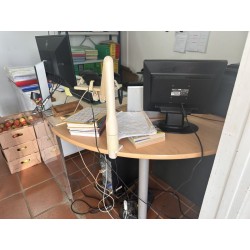 1 bureau avec retour en fibres de bois