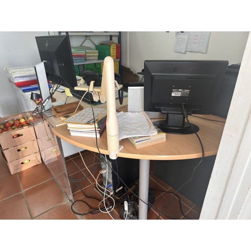1 bureau avec retour en fibres de bois