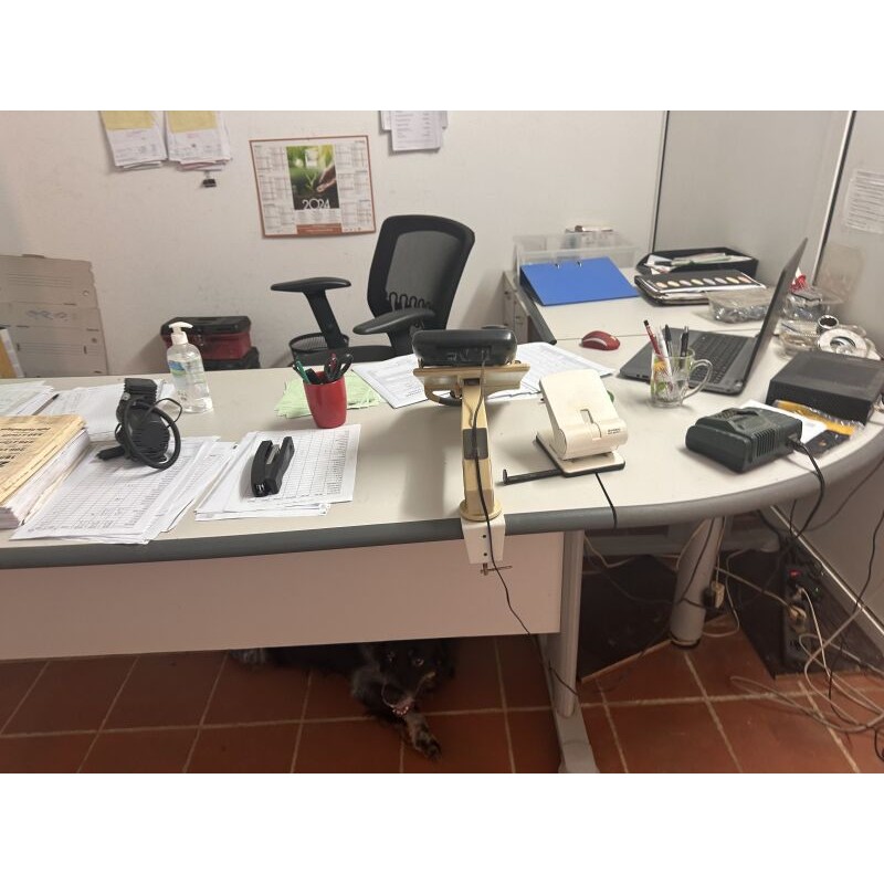 1 bureau avec retour en fibres de bois