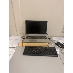 1 ordinateur portable HP1 clavier