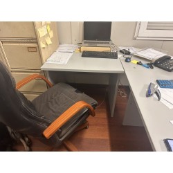 1 fauteuil de direction simili cuir1 bureau en fibres de bois (cassé)