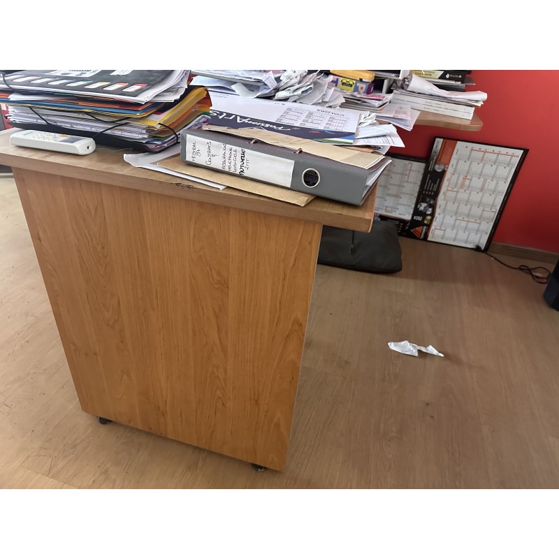 2 bureaux en stratifié bois et particules 1 fauteuil en simili cuir