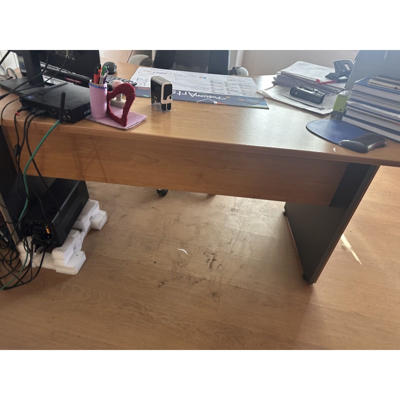 2 bureaux en stratifié bois et particules 1 fauteuil en simili cuir