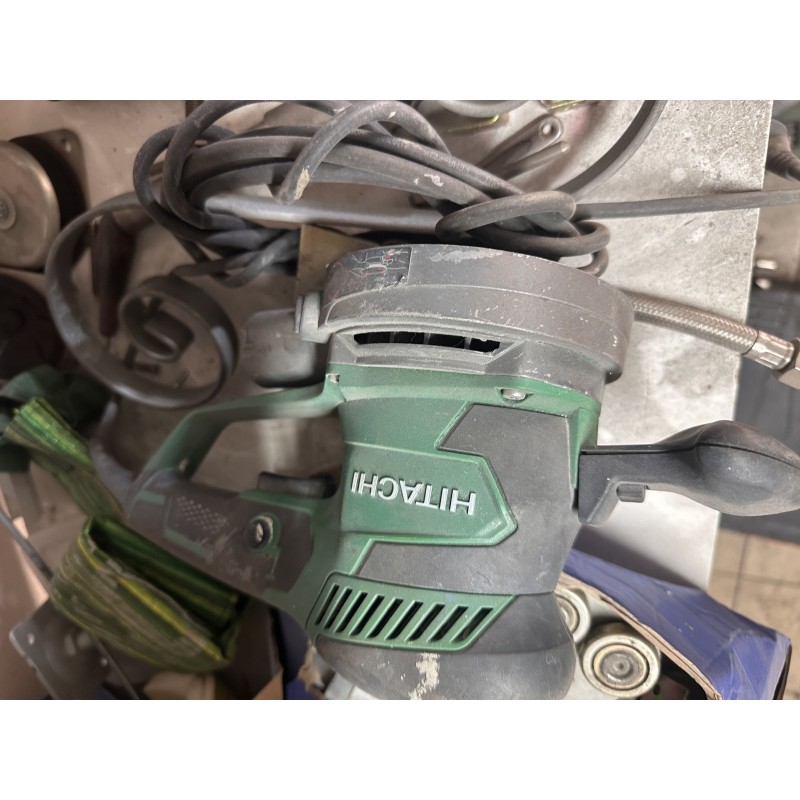 1 lot de petit électroportatif dont meuleuses, de marque HITACHI