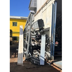 1 ensemble dépareillé d'éléments en acier, aluminium et divers dont racks de rangement extérieurs